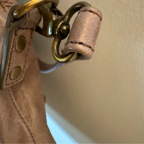 Unique and classy Taupe Hobo bag with convertible strap and kiss lock pocket - Picture 13 of 16